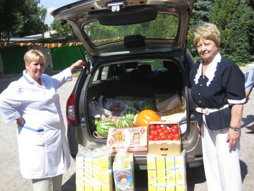  Valentina and Neonila loading up. 