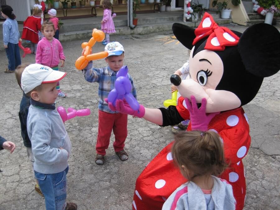  Balloon animals with Mickey! 