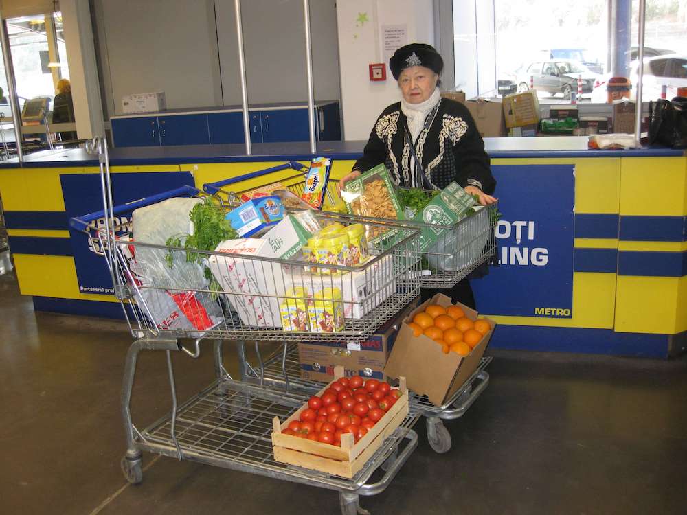  Shopping at Metro. 